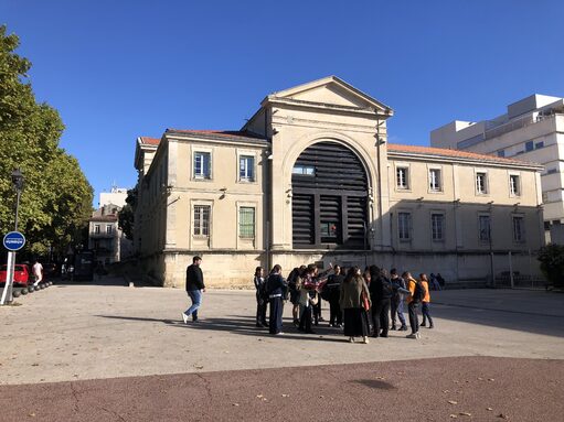 Parvis du Cratère, vue Palais de justice